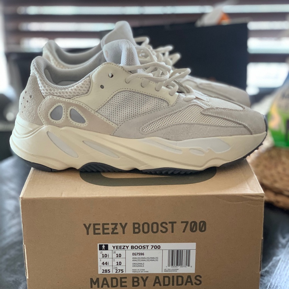 Yeezy 700 analog